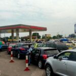 Kinshasa face à la pénurie de carburant : les longues files restent visibles dans les stations-service.