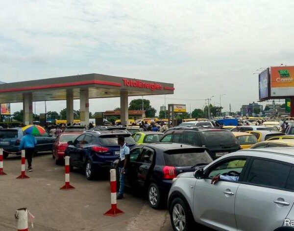 Kinshasa face à la pénurie de carburant :…