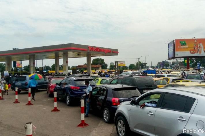 Kinshasa face à la pénurie de carburant : les longues files restent visibles dans…